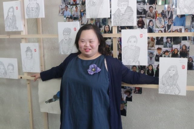 ▲ 지난 5월 이미 한차례 개인전을 연 적이 있는 발달장애인 커리케쳐 화가 정은혜씨가 관객들 앞에서 인삿말을 하고 있다.