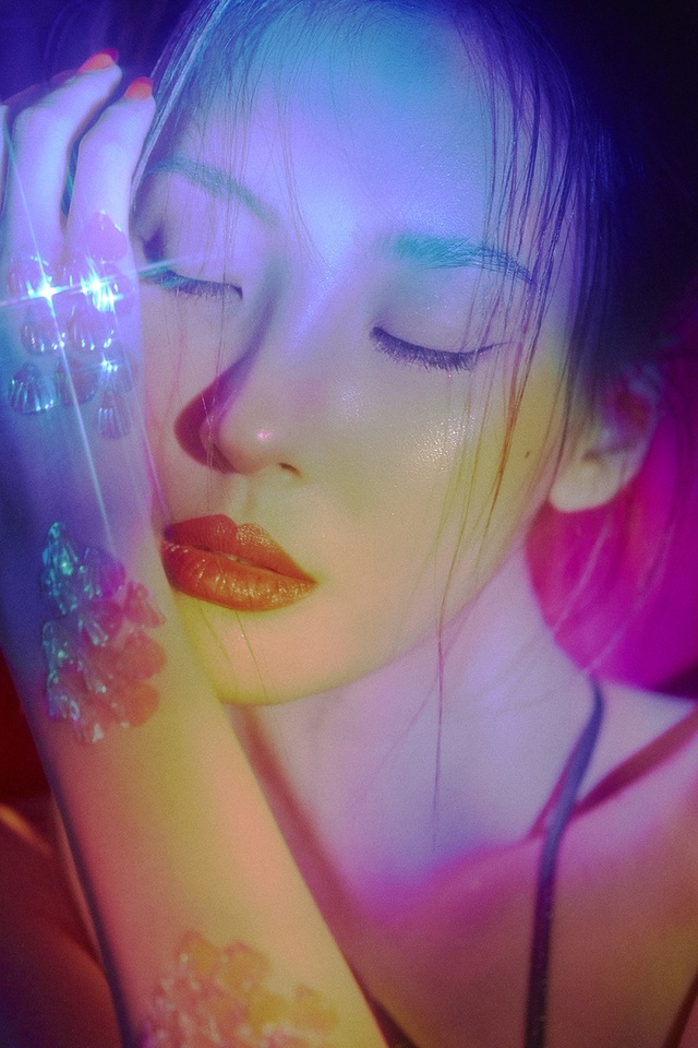▲ 가수 선미가 발매한 신곡 '사이렌 (Siren)'이 전체 음악 사이트 월간 차트 1위에 올라 뜨거운 인기를 입증하고 있다. 메이크어스 엔터테인먼트
