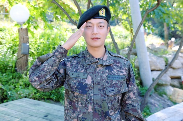 ▲ 신병 교육을 마치고 거수 경례를 하고 있는 윤두준. 하이라이트 공식 SNS