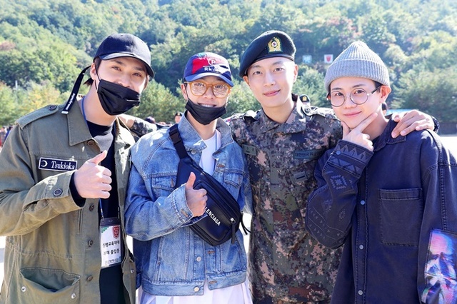 ▲ 수료식에 함께 한 하이라이트 멤버들과 사진을 찍고 있는 윤두준. 하이라이트 공식 SNS
