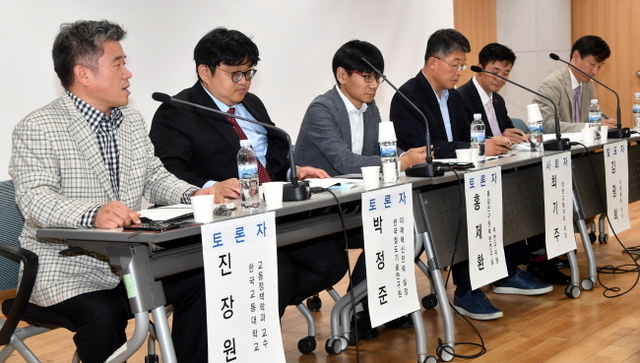 ▲ 4일 수원시 장안구 파장동 경기도인재개발원에서 열린 ‘경기도 물류산업발전 정책 포럼’에서 참석자들이 “남북관계 개선과 경기도 물류”란 주제로 토론을 하고 있다.전형민기자