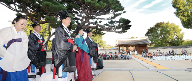 ‘제55회 수원화성문화제’의 성공과 안녕을 기원하는 화령전 고유별다례(華寧殿 告由別茶禮)가 문화제 개막을 하루 앞둔 4일 수원 화성행궁 화령전에서 거행됐다. 백운석 수원시 제2부시장과 조명자 수원시의회 의장 등 제 참례자들이 제를 올리고 있다. 문화제의 전야제 첫 행사로 치러진 고유별다례는 ㈔수원화성예다교육원이 주관하고 경기일보와 수원시, 수원문화재단이 후원했다. 조태형기자