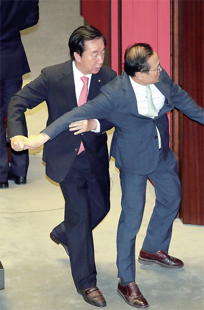 ▲ 4일 오전 국회 본회의장에서 열린 교육·사회·문화 대정부 질문에서 자유한국당 주광덕 의원의 질문내용과 관련해 더불어민주당 홍영표 원내대표가 의장석에 항의하자 자유한국당 김성태 원내대표가 제지하고 있다. 연합뉴스