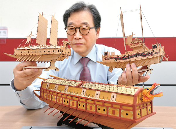 전통무기 전문가 채연석 교수(과학기술연합대학원대학교)가 4일 조선시대 이순신 거북선 보다 앞선 ‘임진강거북선(태종1413)’ 설계도를 복원, 처음으로 공개했다. (사진 왼쪽부터 시계방향) 시대별 거북선 모형을 살펴보는 채 교수. 태종 거북선의 설계도. 태종 거북선과 이순신 거북선의 비교. 김시범기자