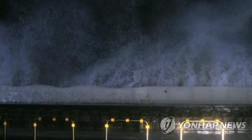 ▲ 제25호 태풍 '콩레이'가 제주를 강타한 6일 새벽 제주시 탑동 해안도로에 도로를 삼킬 듯한 엄청난 파도가 밀어닥치고 있다.  /연합