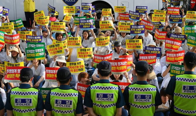 ▲ 9월 11일 경기도청에서 경기도어린이집연합회 회원들이 이재명 경기도지사의 회계관리시스템 도입 반대를 주장하며 경찰들과 대치하고 있다.