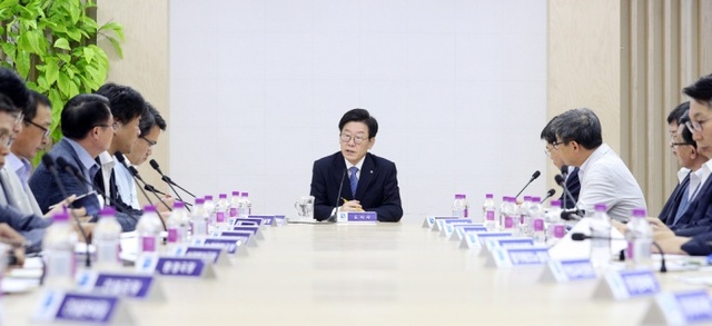 ▲ 이재명 경기도지사가 8월 20일 오전 경기도청 상황실에서 긴급 일자리대책회의를 진행하고 있다.