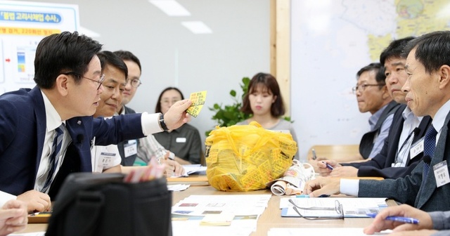 ▲ 이재명 경기도지사가 9월 14일 집무실에서 페이스북 라이브방송으로 불법 대부업 등 민생범죄근절 대책회의를 주재하고 있다.