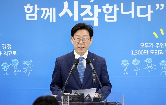 ▲ 이재명 경기도지사가 16일 경기도청 브리핑룸에서 추경예산관련 기자회견을 하고 있다.