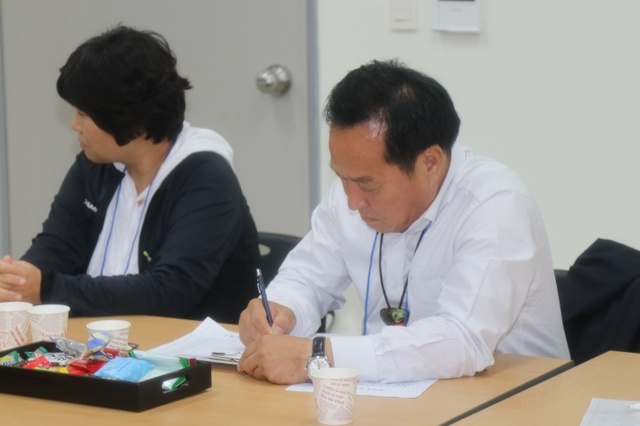 ▲ 공무원들의 워크샵 결과 발표내용을 메모하고 있는 정동균 군수