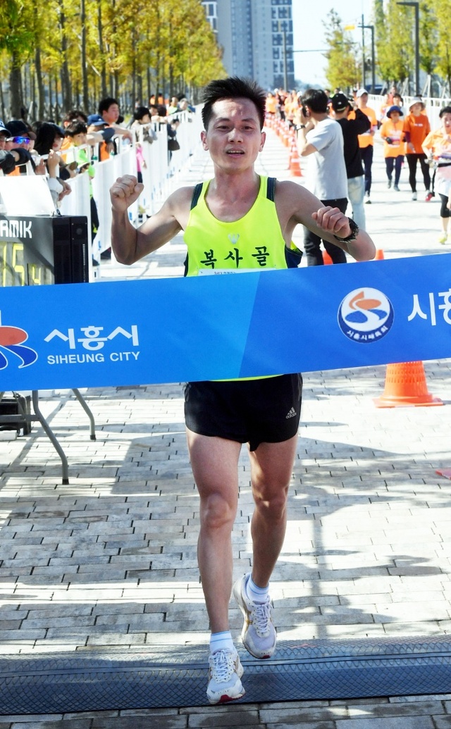 ▲ 제4회 시흥갯골 전국하프마라톤대회 남자 하프코스 우승자 센동씨.김시범기자