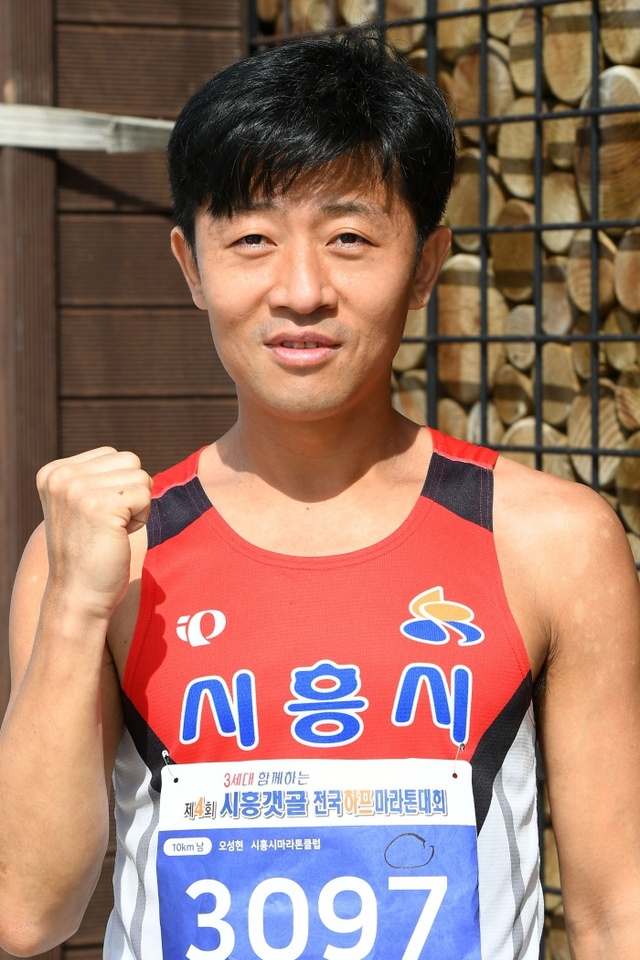 ▲ 제4회 시흥갯골 전국하프마라톤대회 남자 10㎞ 우승자 오성현씨.