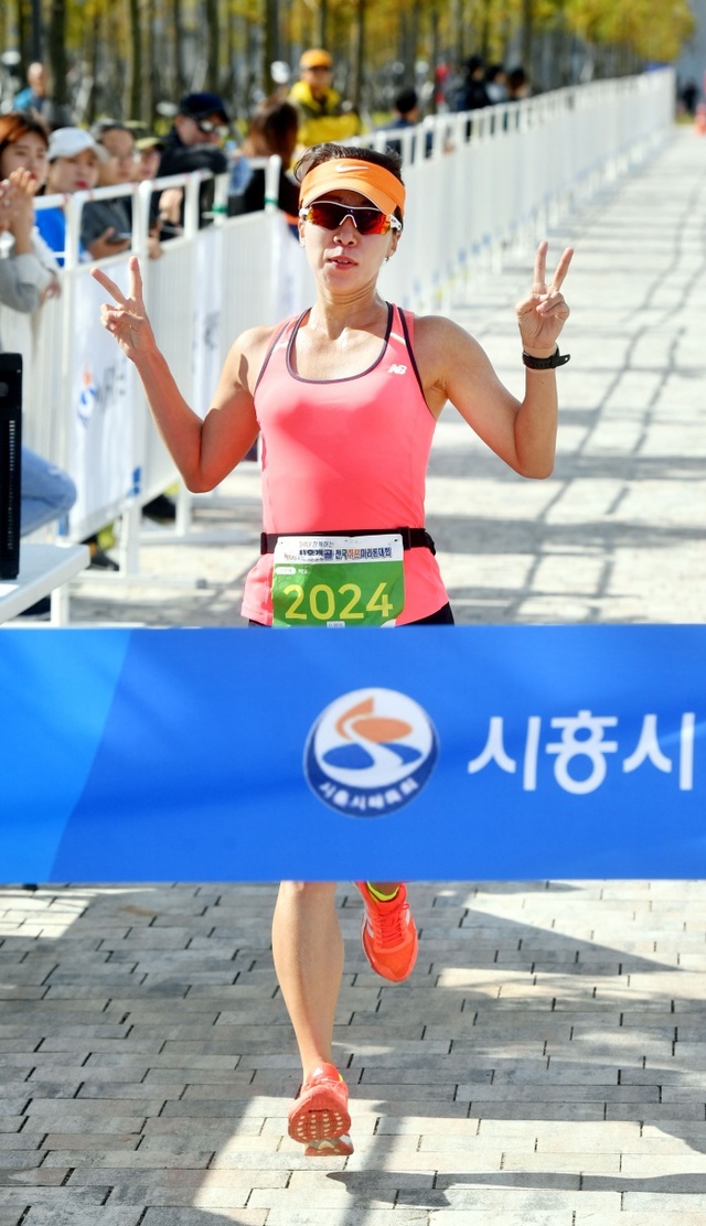 ▲ 제4회 시흥갯골 전국하프마라톤대회 여자 하프코스 우승자 이선영씨.김시범기자