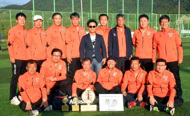 ▲ ‘2018 안성맞춤컵 전국 50, 60대 축구대회’ 60대 부문에서 우승한 서울사카 축구단.전형민기자