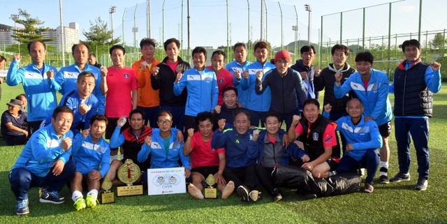 ▲ 2018 안성맞춤컵 전국 50, 60대 축구대회서 50대 부 우승을 차지한  안산50대축구단.전형민기자