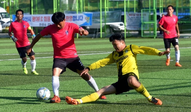 ▲ 7일 안성맞춤 축구장에서 열린 ‘2018 안성맞춤컵 전국 50, 60대 축구대회’  50대 부문 결승전에서 안산50대축구단과 익산광야축구단이 경기를 하고 있다. 전형민기자