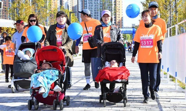 ▲ ‘제4회 시흥갯골 전국하프마라톤대회’가 열린 7일 시흥 배곧생명공원 잔디광장에서 가족 단위의 참가자들이 유모차를 밀며 코스를 달리고 있다. 이번 대회는 시흥시가 주최하고 시흥시체육회, 시흥시육상연맹, 경기일보가 주관했다. 조태형기자