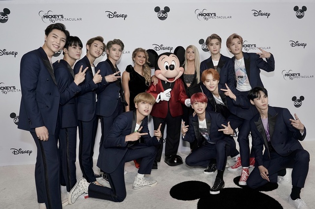 ▲ NCT127이 '미키마우스 90주년 기념 콘서트(Mickey’s 90th Spectacular)'에서 기립 박수를 받으며 무대를 성공적으로 마쳤다. SM엔터테인먼트