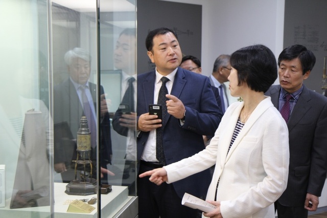 ▲ 세계 최초로 상품화되었던 복합 단안 현미경을 관람중인 홍성희 총장(우)과 유승민 대학원장(좌)