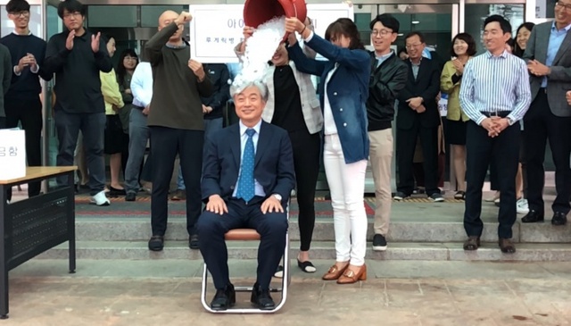 ▲ 화성오산교육지원청 방용호 교육장, 아이스버킷 챌린지 참여…“루게릭병 환우 쾌유 기원”