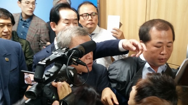▲ 안병용시장이 출입문앞에서 나가지 못하고 있다.