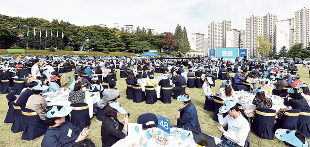 ▲ 8일 인천시청 운동장에서 ‘내가 꿈꾸는 인천! 우리가 만들어가는 미래’라는 주제로 ‘500인 시민시장에게 듣는다 토론회’가 열리고 있다. 조주현기자