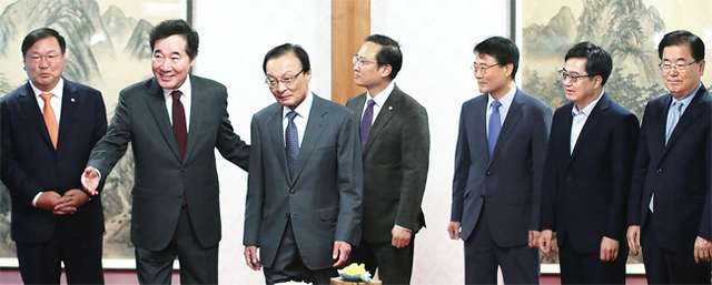 ▲ 이낙연 국무총리(왼쪽 두번째)가 8일 오전 서울 종로구 삼청동 총리공관에서 열린 고위 당정청협의회에서 기념촬영을 마친 뒤 더불어민주당 이해찬 대표(왼쪽 세번째)등과 회의장으로 향하고 있다. 연합뉴스