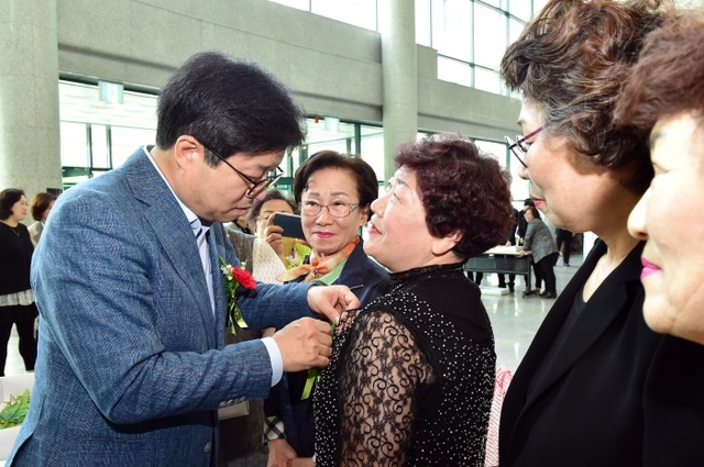 ▲ 지난 5월 어버이날 기념행사에서 어르신들에게 카네이션을 달아주고 있는 염태영 수원시장. 수원시