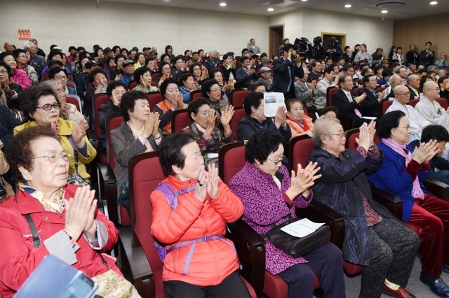 ▲ 지난 3월 팔달노인복지관 개관식을 찾은 어르신들. 수원시