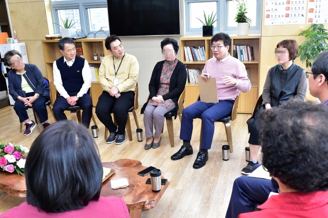 ▲ 지난 4월 영통구 치매안심센터 찾은 염태영 시장, 박능후 보건복지부 장관. 수원시