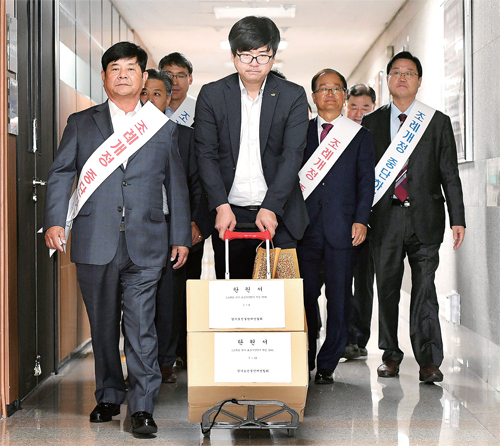 ▲ 하용환 경기도건설단체연합회장 및 대한건설협회 경기도회 관계자들이 10일 ‘경기도 중소규모공사 표준시장 단가 적용 반대 탄원서’를 전달하기 위해 경기도의회로 향하고 있다. 이날 경건련 관계자들은 송한준 도의회 의장에게 탄원서를 전달한 후 서울 프레스센터로 이동해 건설관련 22개 단체와 공동으로 반대 기자회견을 가졌다. 조태형기자