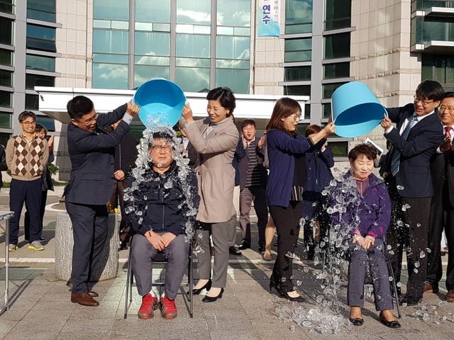▲ 181010_조광희 위원장, 아이스버킷챌린지 참여1