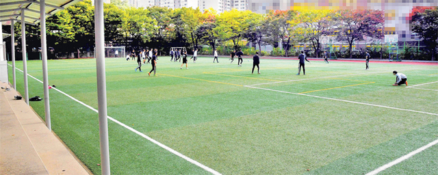 경기도 내 일부 학교 인조잔디 운동장을 대상으로 충격흡수성을 측정한 결과 KS(산업표준심의회)에서 규정한 충격흡수성 최저 기준치(50%)에 크게 못 미치고 있는 것으로 드러나 대책이 요구되고 있다. 사진은 11일 도내 한 중학교 인조잔디 운동장에서 운동을 하고 있는 학생들. 전형민기자