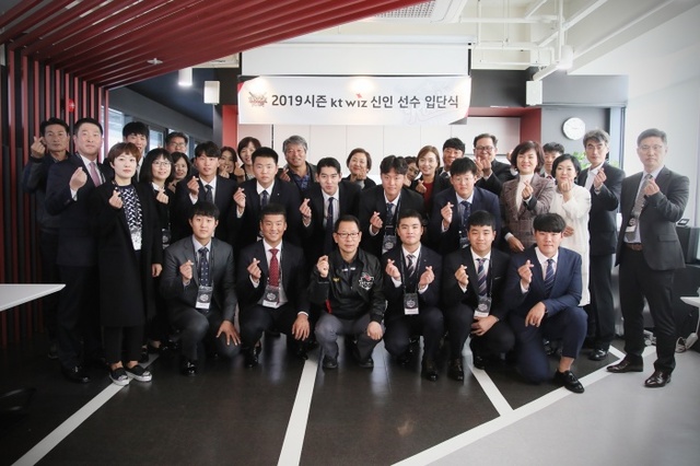 ▲ 신인선수들이 가족들과 함께 수원케이티위즈파크를 찾아 기념사진을 촬영하고 있다.KT 위즈 제공