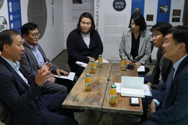 ▲ 최문환 부군수가 지평막걸리 관계자들과 양조장 건물 복원에 대해 의견을 교환하고 있다.