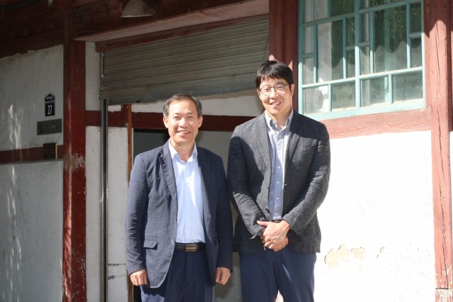 ▲ 최문환 양평부군수와 김기환 지평막걸리 대표가 양조장 건물 앞에서 포즈를 취하고 있다.