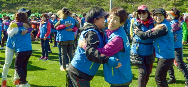 크기변환_서로안아주는자원봉사자.jpg
