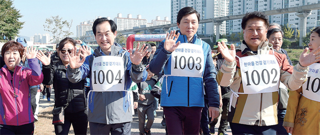 안병용 시장이 김민철 위원장 등과 걷고 있다. 의정부시 제공