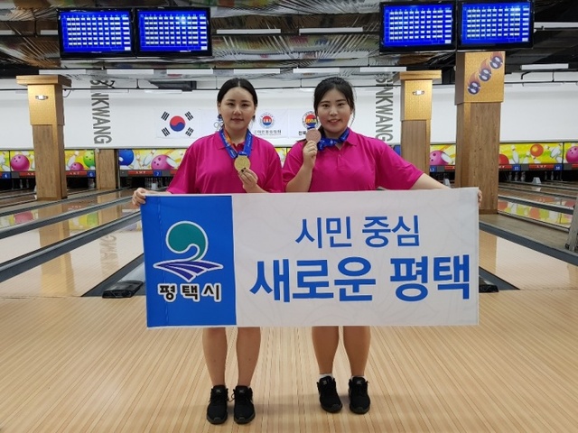 ▲ 제99회 전국체육대회 볼링 여자 일반부 개인전에서 대회 2연패를 달성한 강수진(왼쪽)과 동메달을 획득한 손혜린(이상 평택시청)이 시상식 후 기념촬영을 하고 있다.평택시청 제공