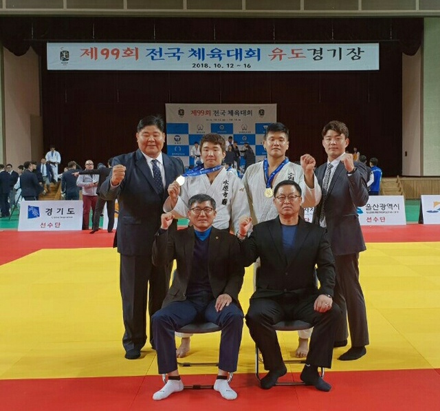 ▲ 제99회 전국체전 유도 남자 일반부서 나란히 우승한 함영진(뒷줄 가운데 왼쪽)과 조구함.