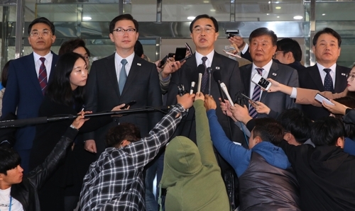 ▲ 판문점에서 열리는 남북고위급회담을 위해 우리측 수석대표인 조명균 통일부 장관이 15일 서울 종로구 남북회담본부를 출발하며 취재진의 질문에 답하고 있다. 왼쪽부터 김정렬 국토교통부 2차관, 천해성 통일부 차관, 조 장관, 노태강 문화체육관광부 2차관, 안문현 국무총리실 심의관. 연합뉴스