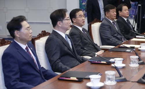 ▲ 남북고위급회담 남측 수석대표 조명균 통일부 장관(왼쪽 세번째)이 15일 판문점 남측 평화의집에서 열린 남북고위급회담에서 모두발언하고 있다. 사진공동취재단
