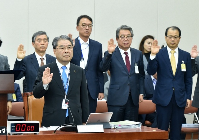 ▲ 15일 열린 국회 교육위원회 국정감사에서 이재정 경기도교육감이 교육위 위원들의 질의에 앞서 선서를 하고 있다(사진_경기도교육청 제공)  (1)