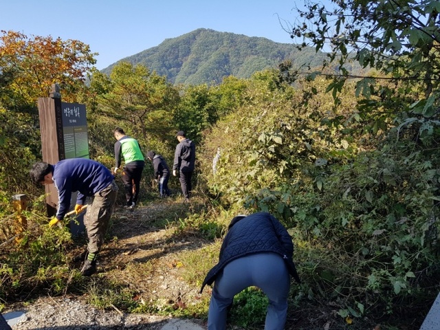 ▲ 1기갑여단 간부장병들이 주상절리 둘레길 애초작업을 하고 있다.