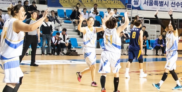 16일 전주실내체육관에서 열린 제99회 전국체육대회 농구 여자 일반부 국일정공(인천)과 부산대의 준준결승에서 국일정공 선수들이 승리한 후 환호하고 있다.송길호기자