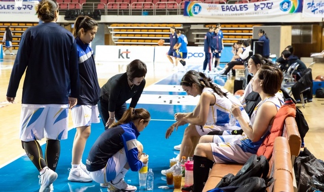 16일 전주실내체육관에서 열린 제99회 전국체육대회 농구 여자 일반부 국일정공(인천)과 부산대의 준준결승에서 국일정공 선수들이 힘든 표정으로 작전지시를 듣고 있다.송길호기자