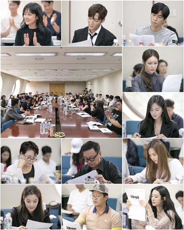 ▲ SBS '황후의 품격' 첫 대본 리딩 현장. 에스엠라이프디자인그룹
