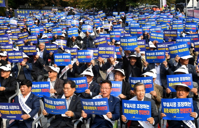 ▲ 대한건설협회경기도회, 대한건축사협회경기도회 등 경기도 내 건설 관련 9개 협회 회원들이 16일 오전 경기도청 앞에서 100억원 미만 공공건설공사의 표준시장단가 적용을 위한 ''지역건설산업 활성화 촉진 조례 일부개정조례안''의 폐지를 요구하는 결의대회를 갖고 있다. 김시범기자