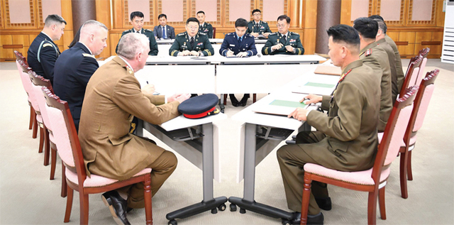 ▲ 16일 판문점에서 공동경비구역(JSA) 비무장화를 위한 남북한•유엔사 간 3자협의체 첫 회의에서 남측 조용근 국방부 북한정책과장, 북측 엄창남 대좌, 유엔사 측 군사정전위원회 비서장 해밀턴 대령 등이 회의하고 있다. 국방부 제공