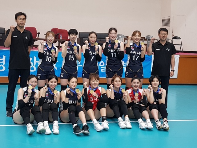 ▲ 제99회 전국체육대회 배구 여자 일반부서 창단 14년 만에 첫 우승을 차지한 수원시청 선수단.